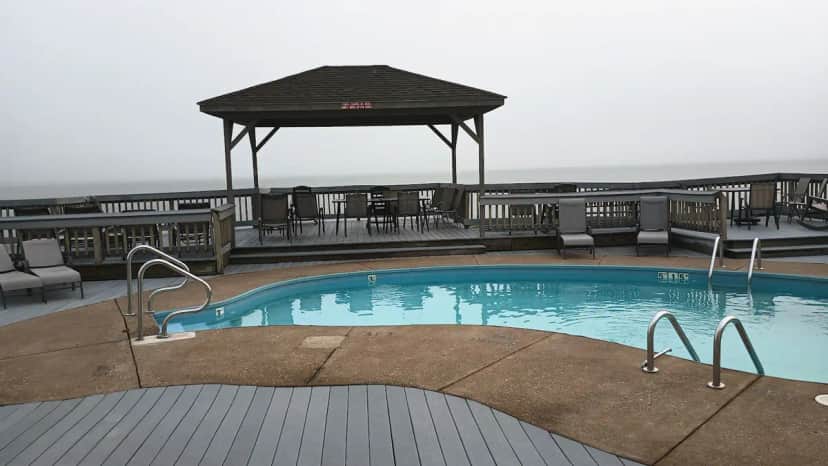 Clinton Inn and Suites — pool