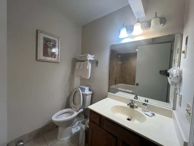 Clinton Inn and Suites — guest room