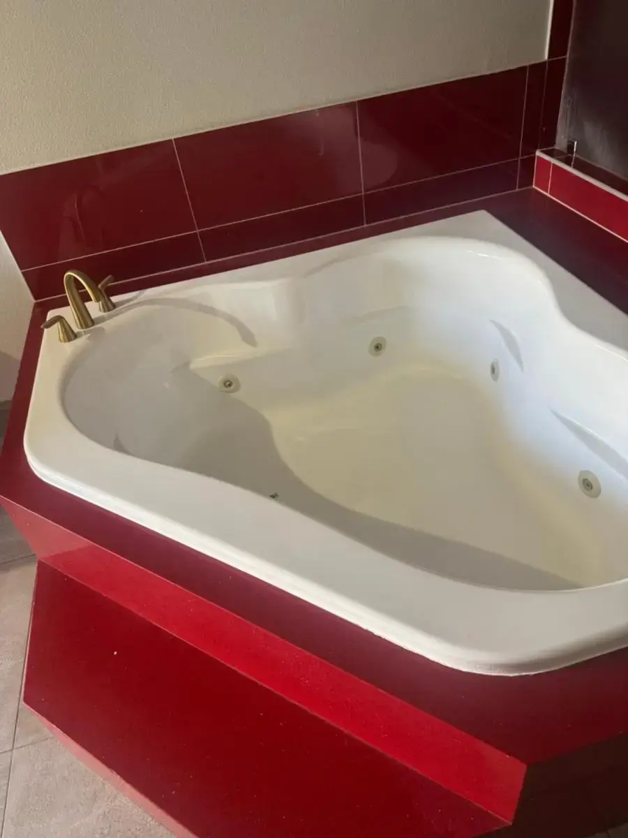 Hotels with jacuzzi in room in Downey