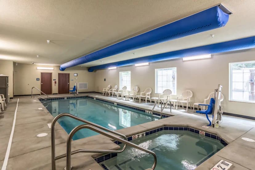 Hotels with jacuzzi in room in Erie