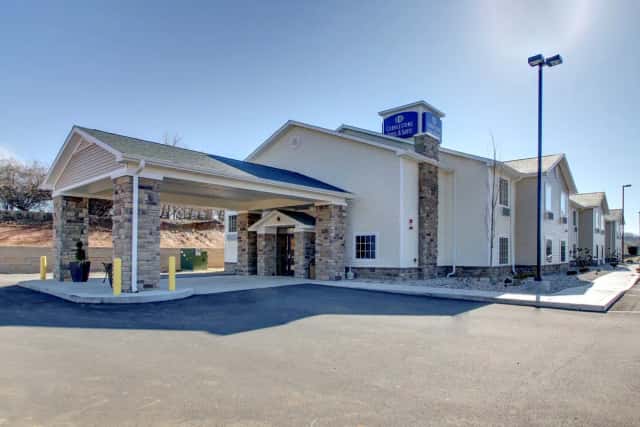 Cobblestone Hotel & Suites - Salem — guest room