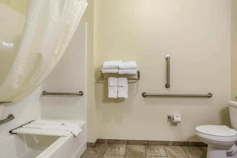 Hotels with jacuzzi in room in Corry