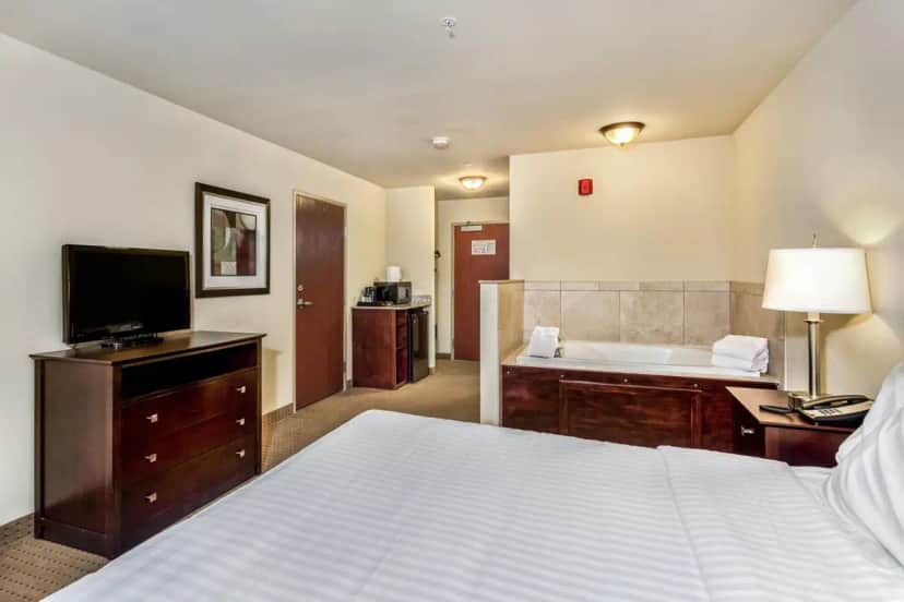 Private in-room jacuzzi tub in the King Room with Spa Bath at Cobblestone Inn & Suites – Vinton, IA