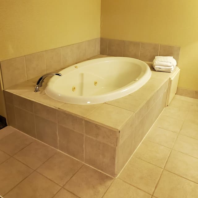 Jetted bathtub