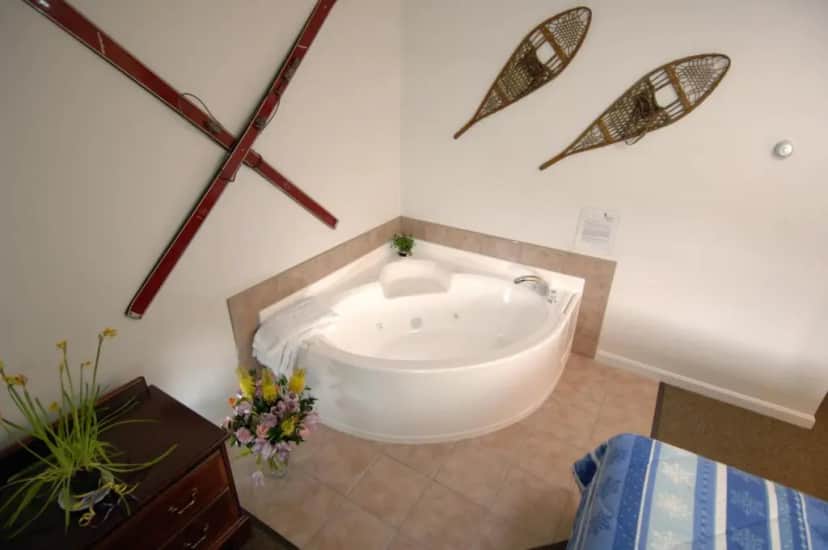 Private in-room jacuzzi tub in the King Room with Spa Bath at Colonial Motel