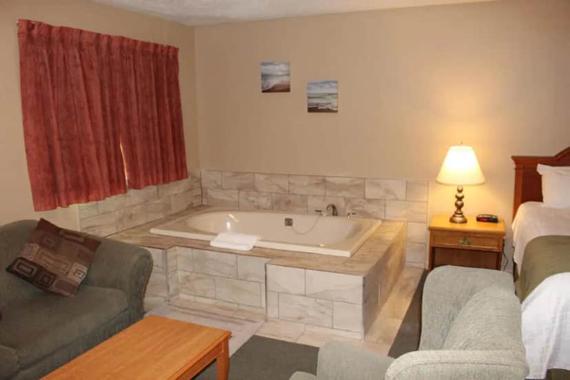 Colonial Resort & Spa hotel photo 1 in Gananoque, New York