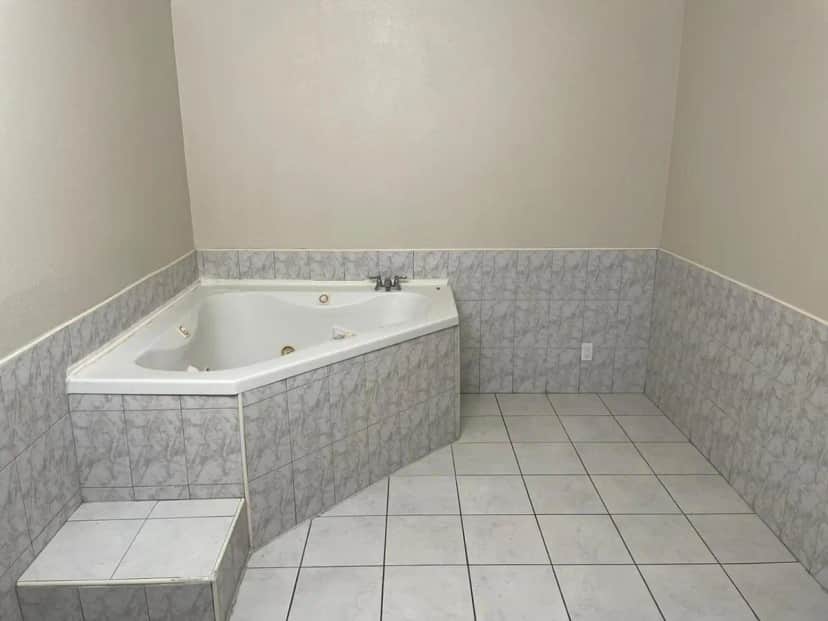 Private in-room jacuzzi tub in the King Suite with Spa Bath at Colony Inn