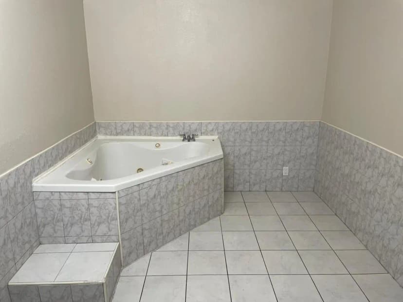 Hotels with jacuzzi in room in Buena Park