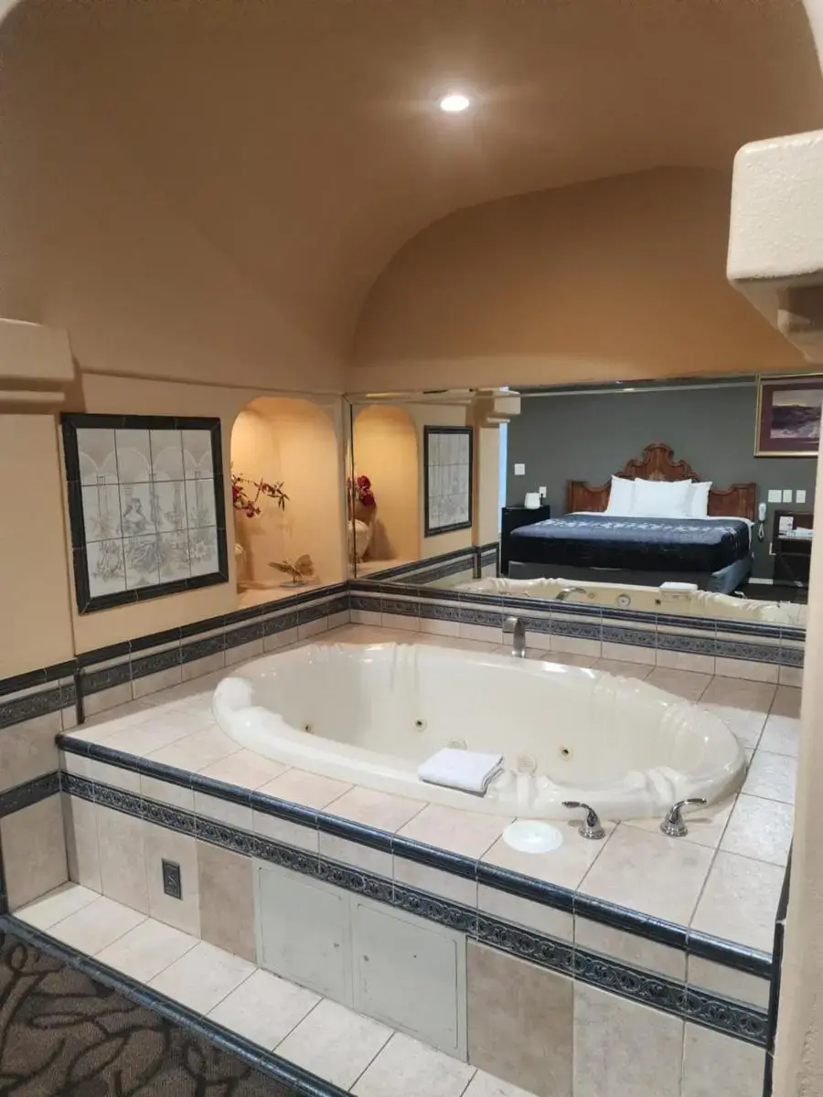 Hotels with jacuzzi in room in Hollywood