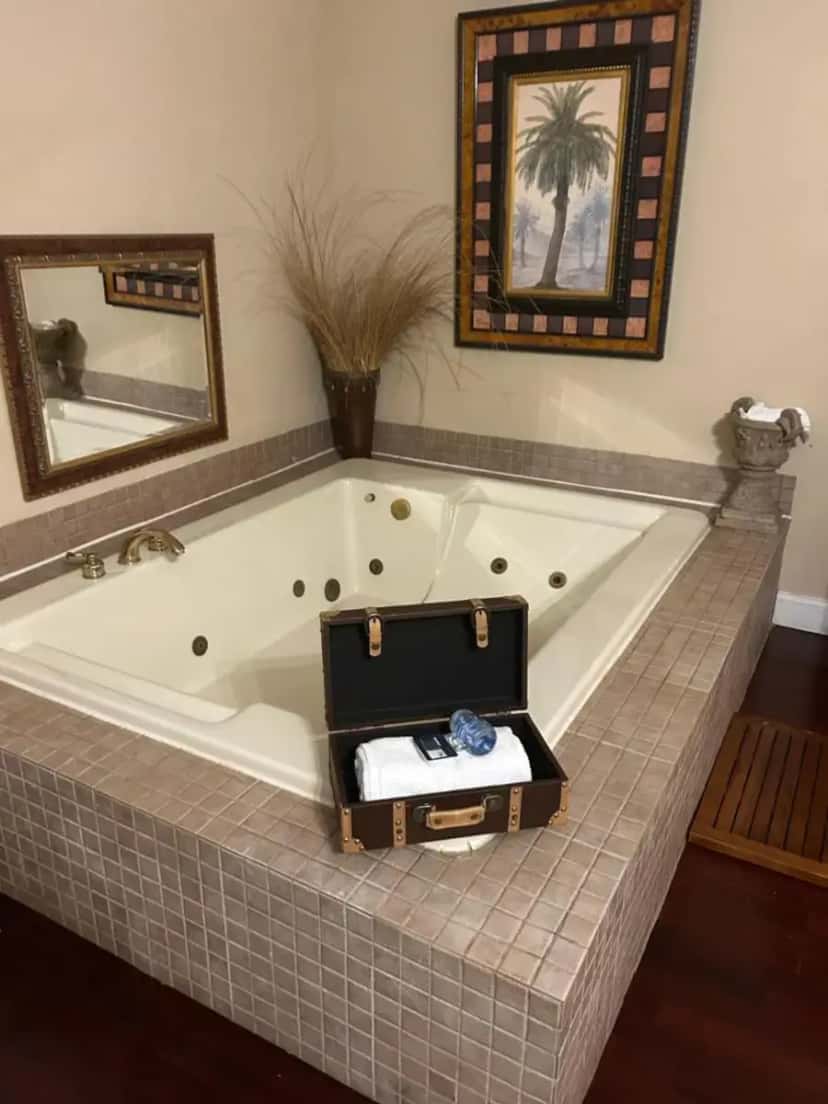 In-room hot tub at Colts Neck Inn Hotel in Farmingdale, NY