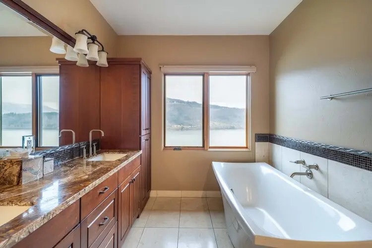 Deep soaking tub at Columbia Cliff Villas Hotel in Hood River, OR