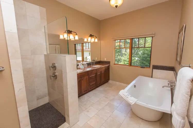 Deep soaking bathtub at Columbia Cliff Villas Hotel