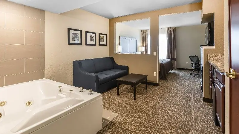 Hotels with jacuzzi in room in Allen Park
