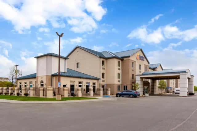 Comfort Inn & Suites — guest room