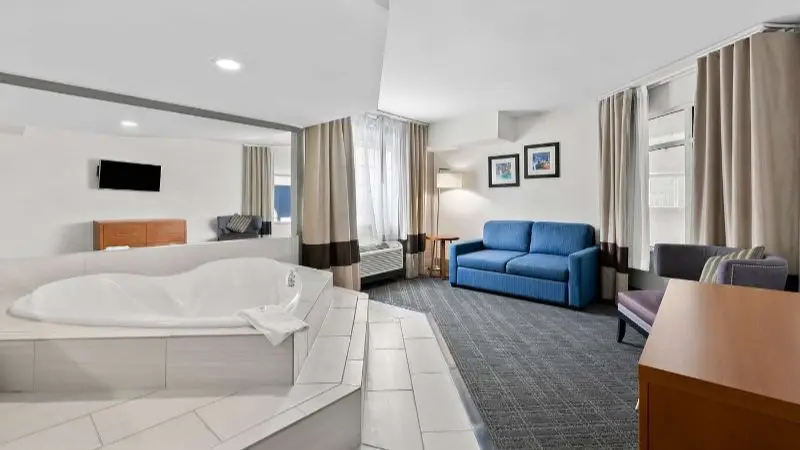Comfort Inn & Suites — suite