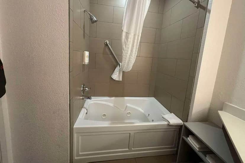 Comfort Inn & Suites Burnet — suite