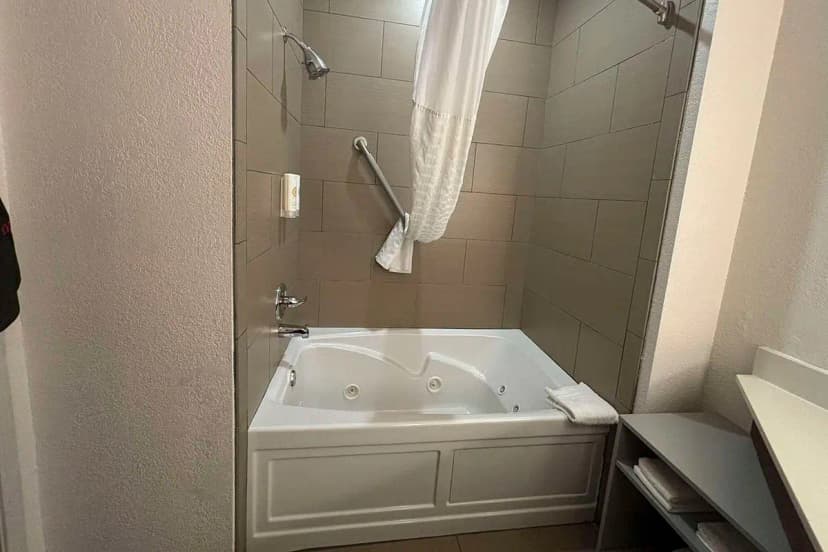 Hotels with jacuzzi in room in Burnet