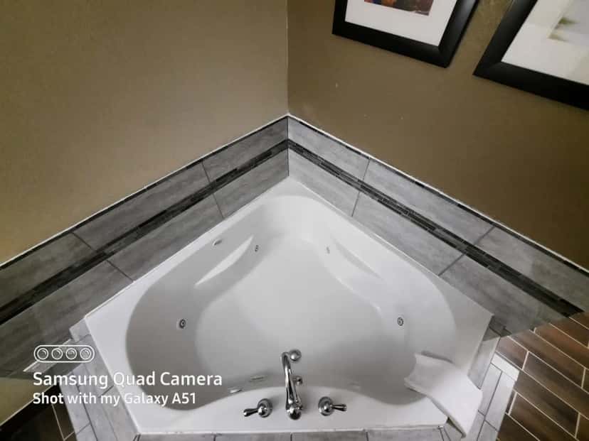 In-room hot tub at Comfort Inn & Suites Carbondale in Carbondale, IL