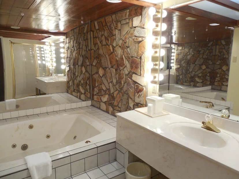 Comfort Inn & Suites- Clemson University Area — suite