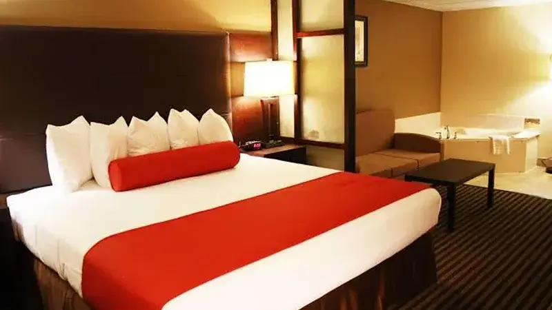 Hotels with jacuzzi in room in Copley