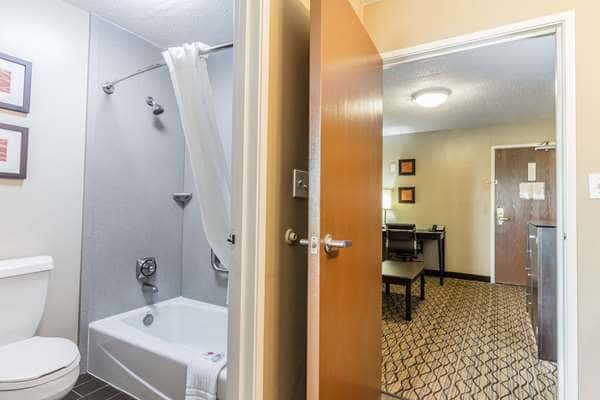 Jetted bathtub