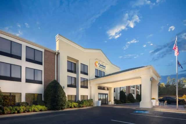 Comfort Inn & Suites — guest room