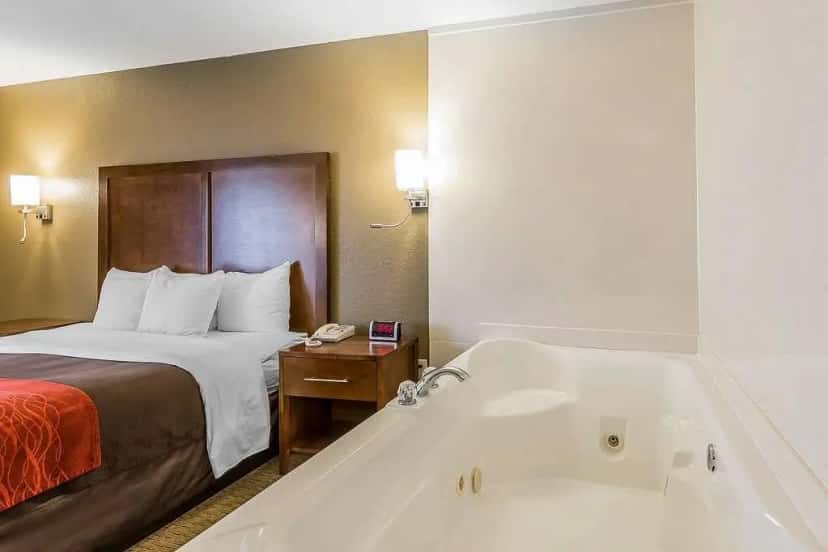 In-room hot tub at Comfort Inn & Suites Dalton in Dalton, GA