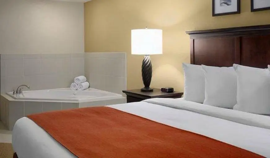 Comfort Inn & Suites — suite
