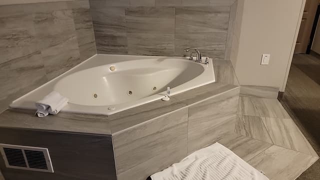 Jetted bathtub