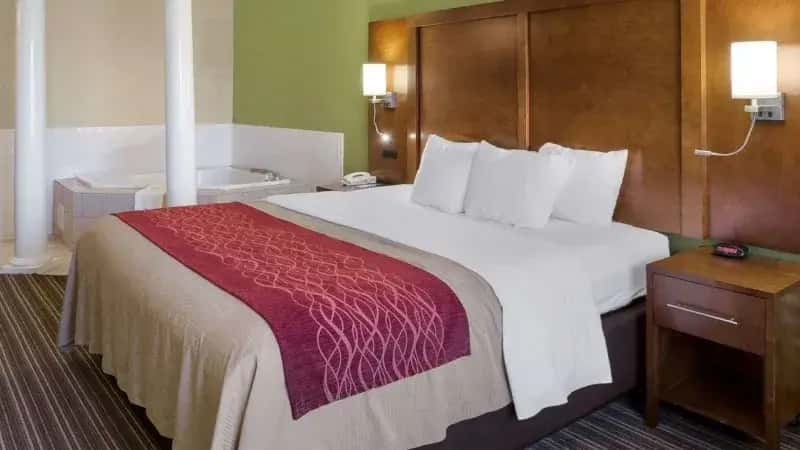 In-room hot tub at Comfort Inn & Suites Fayetteville – University Area in Fayetteville, AR