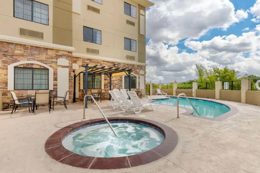 Hotels with jacuzzi in room in Glenpool