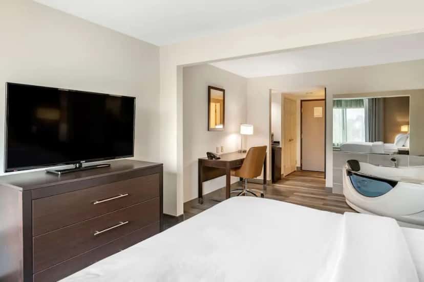 In-room hot tub at Comfort Inn & Suites in Grand Blanc, MI