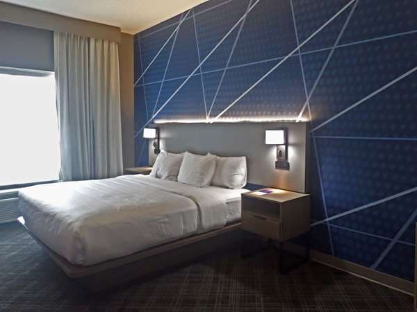 Hotels with jacuzzi in room in Hampton