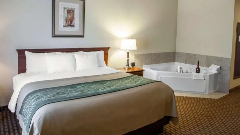 Hotels with jacuzzi in room in Harrisonville