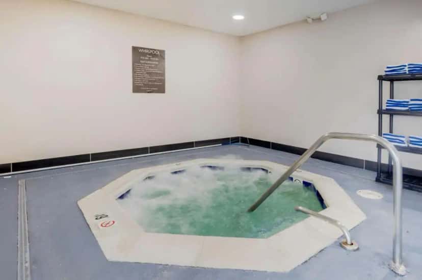 In-room hot tub at Comfort Inn & Suites Hillsville I-77 in Hillsville, VA