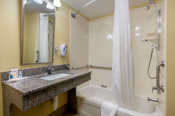 Hotels with jacuzzi in room in Hillsville