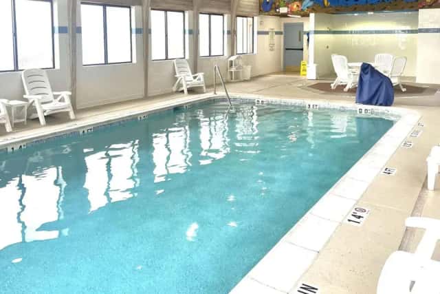 Comfort Inn & Suites — guest room