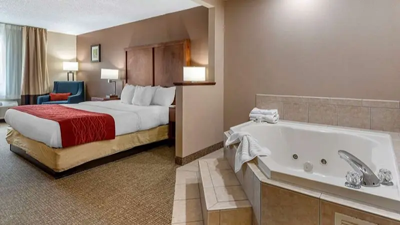 Hotels with jacuzzi in room in Lawrenceburg