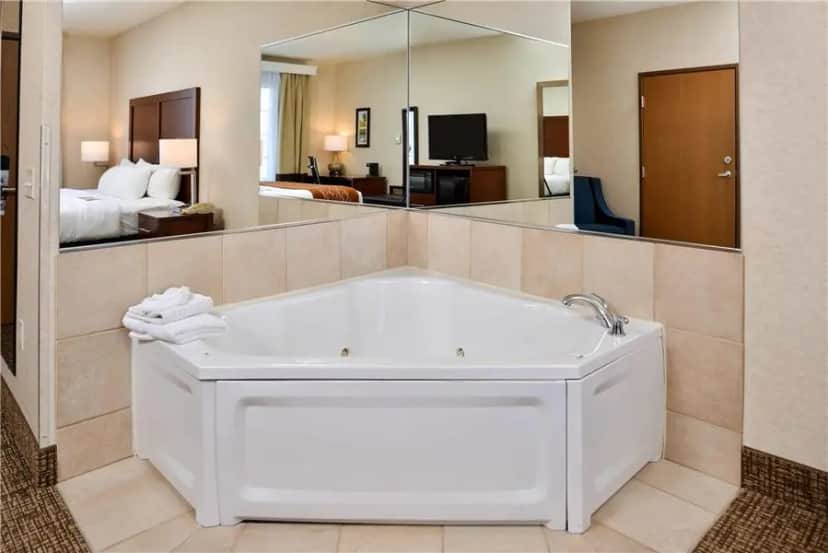 Private in-room jacuzzi at Comfort Inn & Suites Madison North