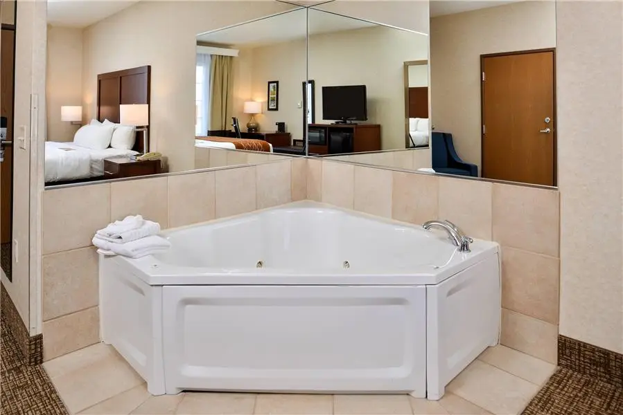 Hotels with jacuzzi in room in Deforest
