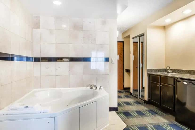 In-room hot tub at Comfort Inn & Suites Meriden East in Rocky Hill, CT