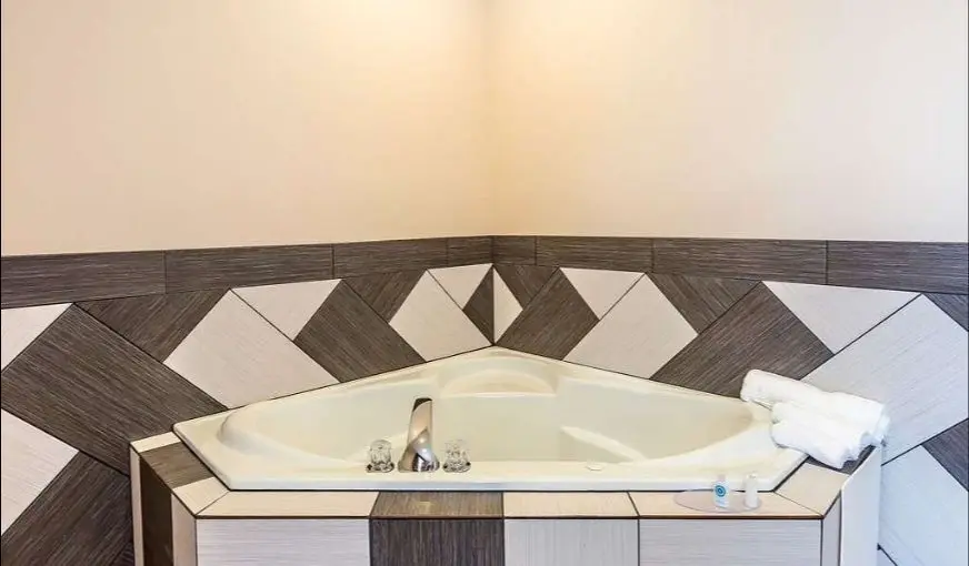 Hotels with jacuzzi in room in Moore