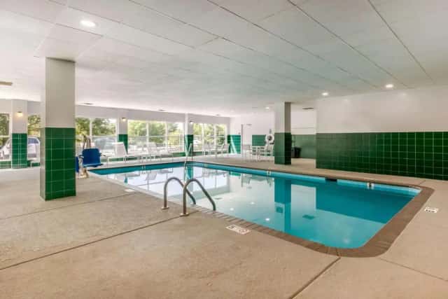 Comfort Inn & Suites Nashville Franklin Cool Springs — guest room