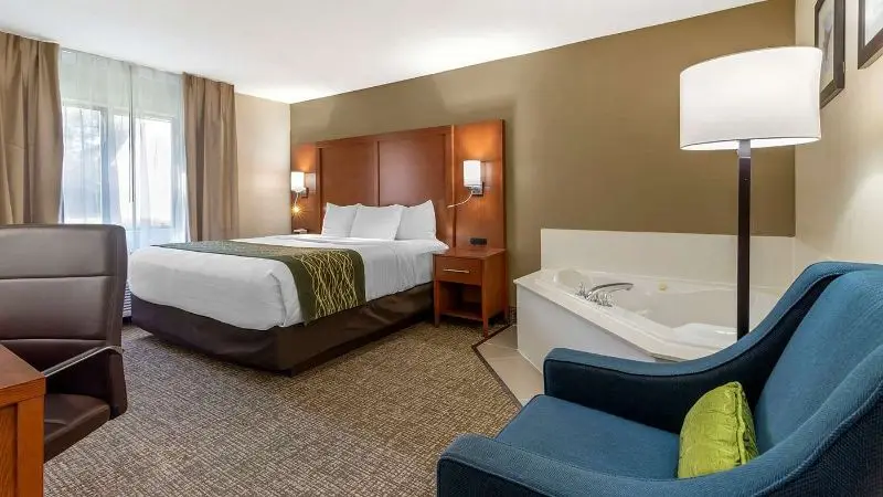 Hotels with jacuzzi in room in Warner Robins