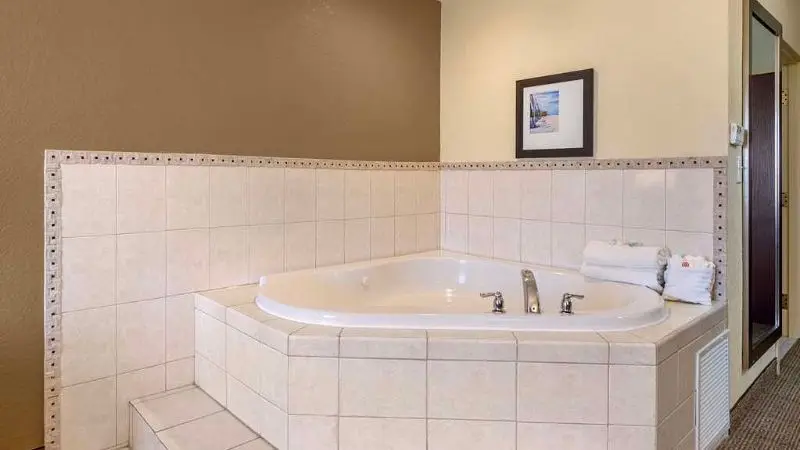 Comfort Inn & Suites Northeast – Gateway — suite