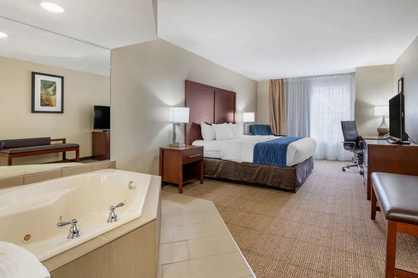 Hotels with jacuzzi in room in Wilder