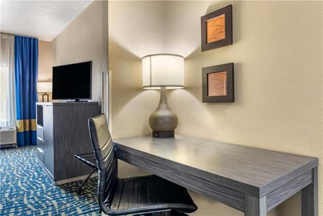 Comfort Inn & Suites Pauls Valley - City Lake — guest room
