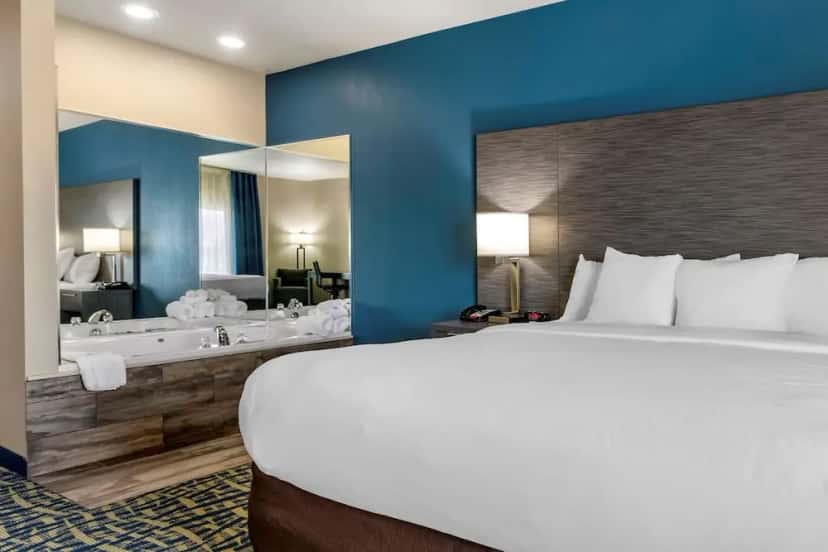 In-room jacuzzi tub at Comfort Inn & Suites Pauls Valley - City Lake in Pauls Valley, OK