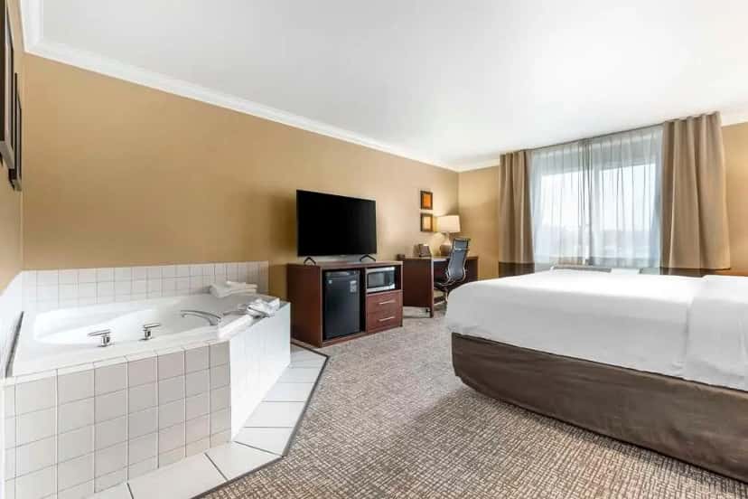 In-room hot tub at Comfort Inn & Suites Redwood Country in Fortuna, CA