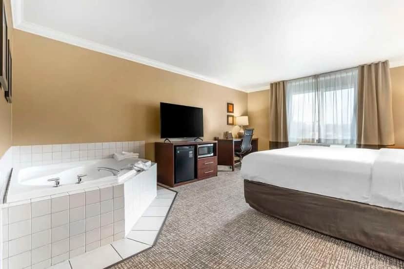 Comfort Inn & Suites Redwood Country hotel photo 1 in Fortuna, California